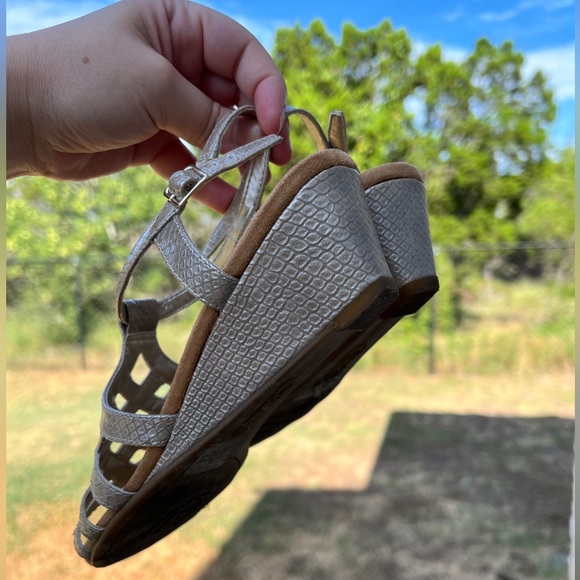 CHAPS ‘Katelyn’ Gold Wedge Sandals Size 6 - Picture 8 of 9